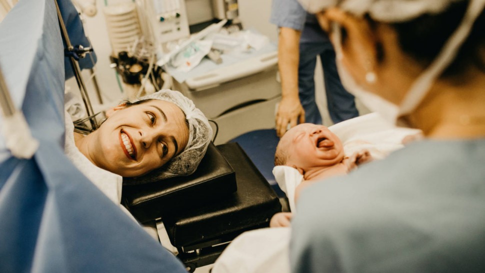 Une jeune femme et son bébé en salle d'accouchement