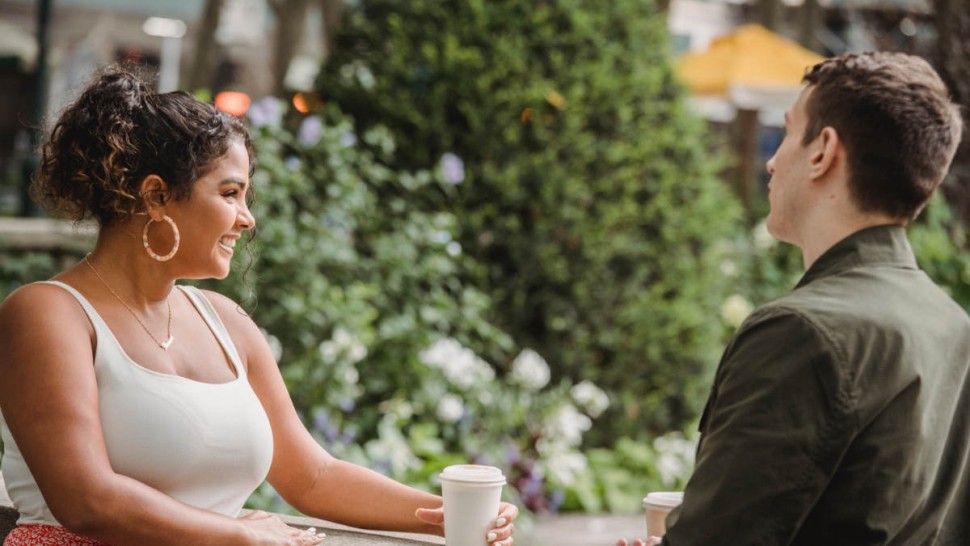 Couple sur une terrasse de café