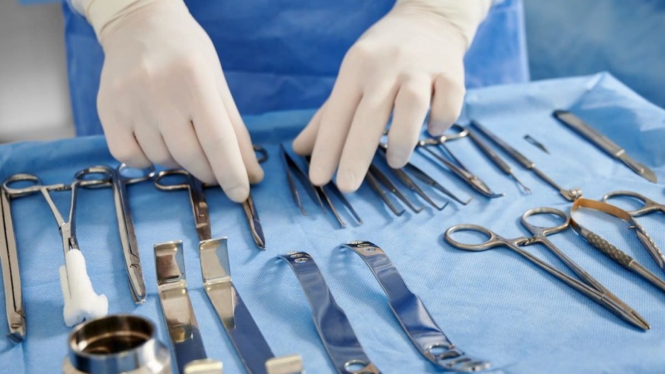 Salle d'opération avec les materials chirurgical