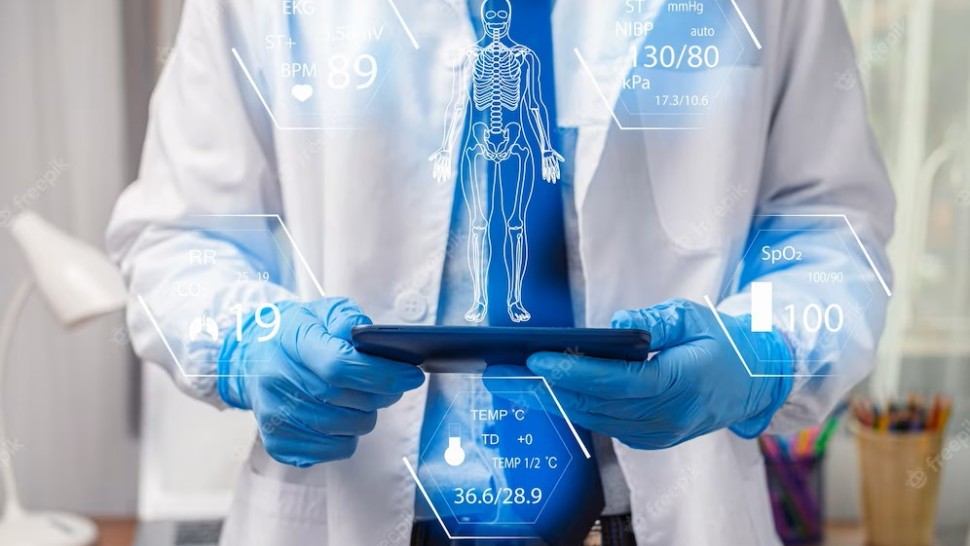 médecin tenant un ordinateur port avec l'image du corps humain