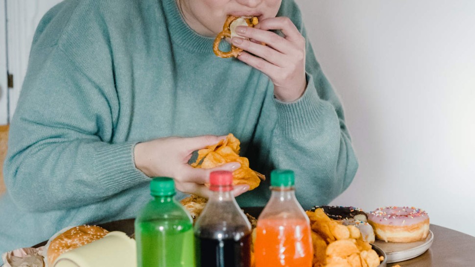 Femme souffrant de dépendance à la nourriture
