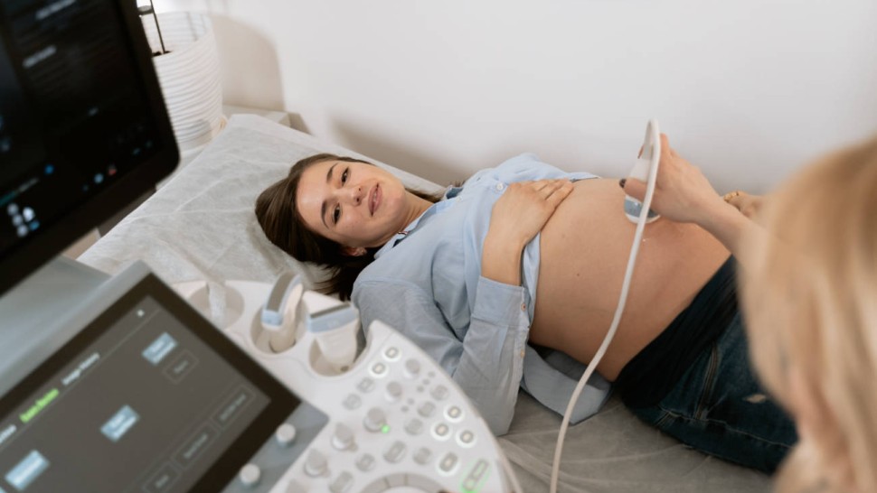 Femme enceinte en consultation médicale