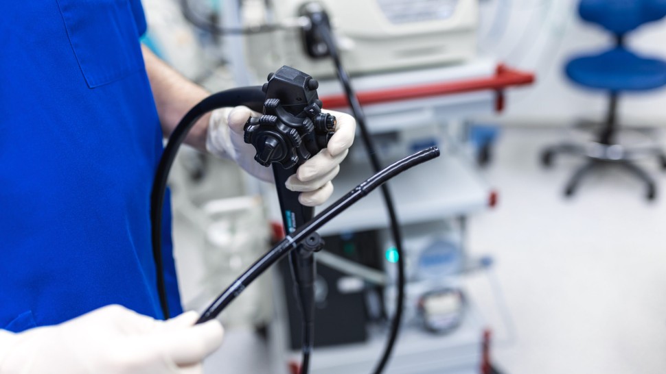 Un médecin tenant un endoscope avant endoscope avant une intervention médical