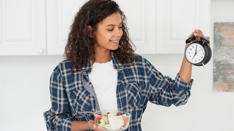 Femme, horloge et salade