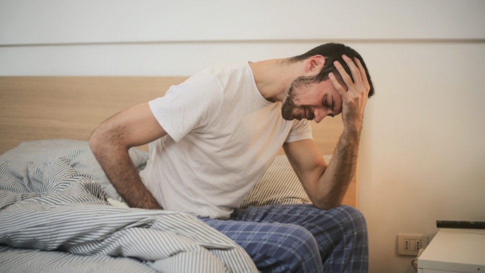 Un homme qui a une crise fibromyalgique