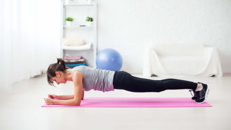 Jeune femme pratiquant une séance de gainage