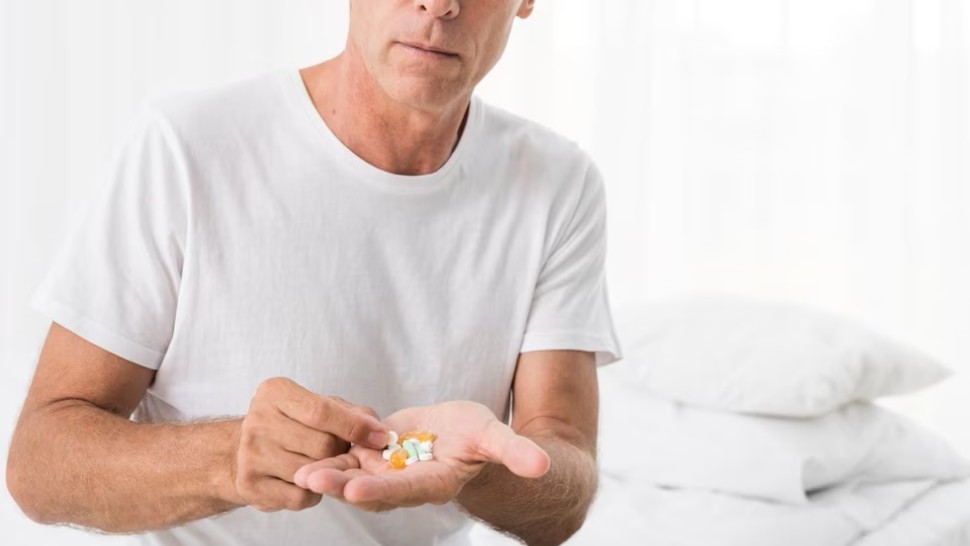 homme avec une plaquette de médicaments