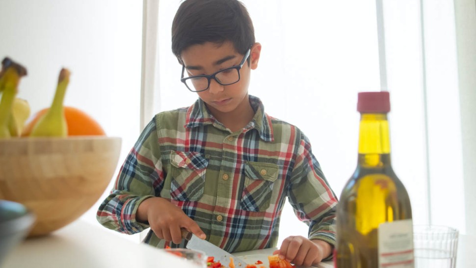 Jeune garçon qui prépare à manger