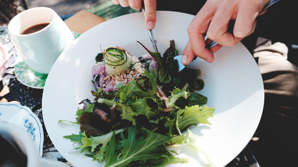 Personne qui mange de la salade