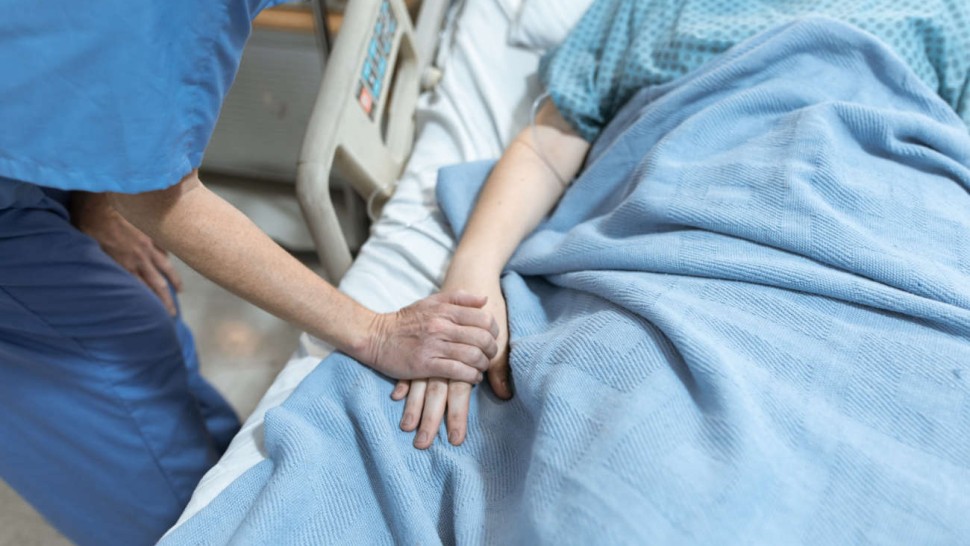 Un malade sur son lit d'hôpital