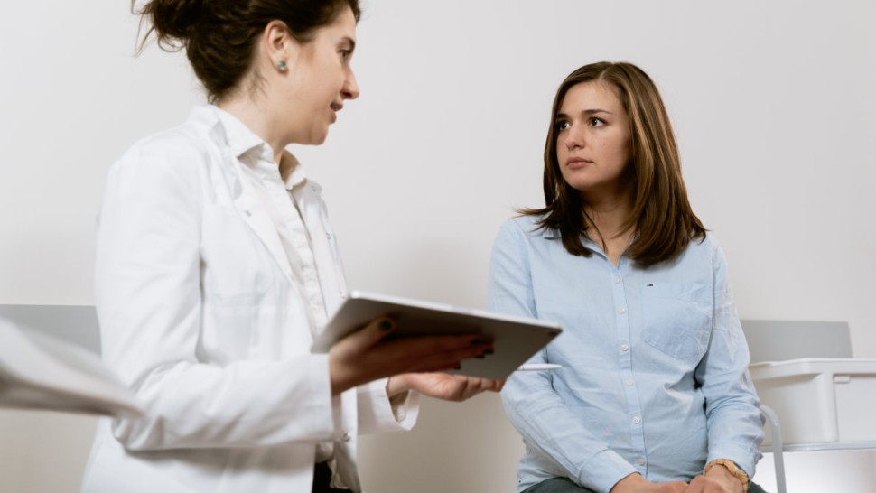 Jeune femme en consultation avec son médecin