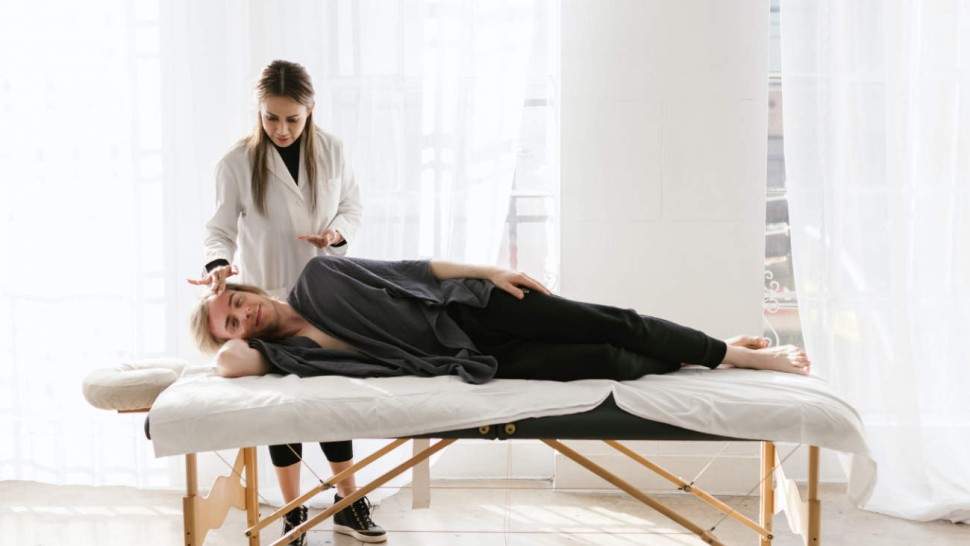Séance de massage chinois tui na sur un patient