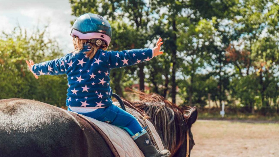 Un enfant en équilibre sur un cheval