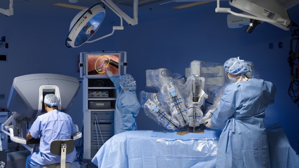 médecin entrain de realiser une operation gastrectomie