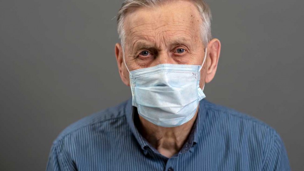 Photo d'un homme âgé avec un masque anti-coronavirus 