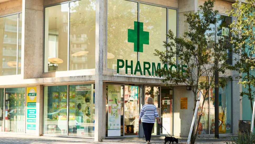 Vue extérieure d'une pharmacie à Strasbourg