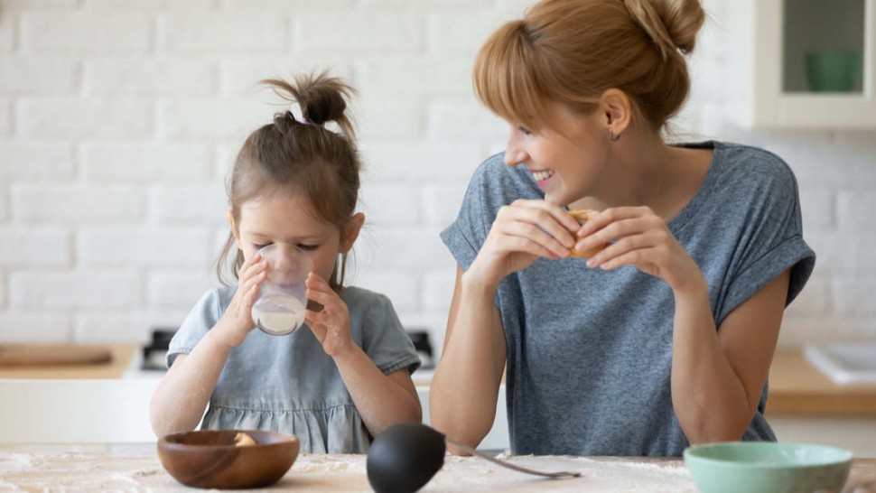 Une mère et sa fille au petit-déjeuner