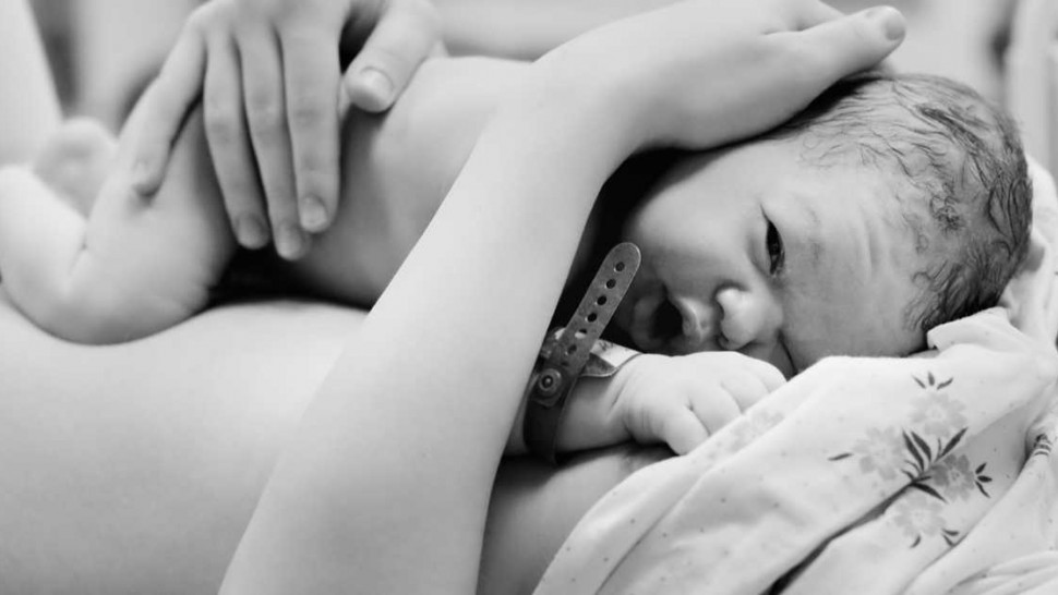 Un nouveau-né dans les bras de sa mère