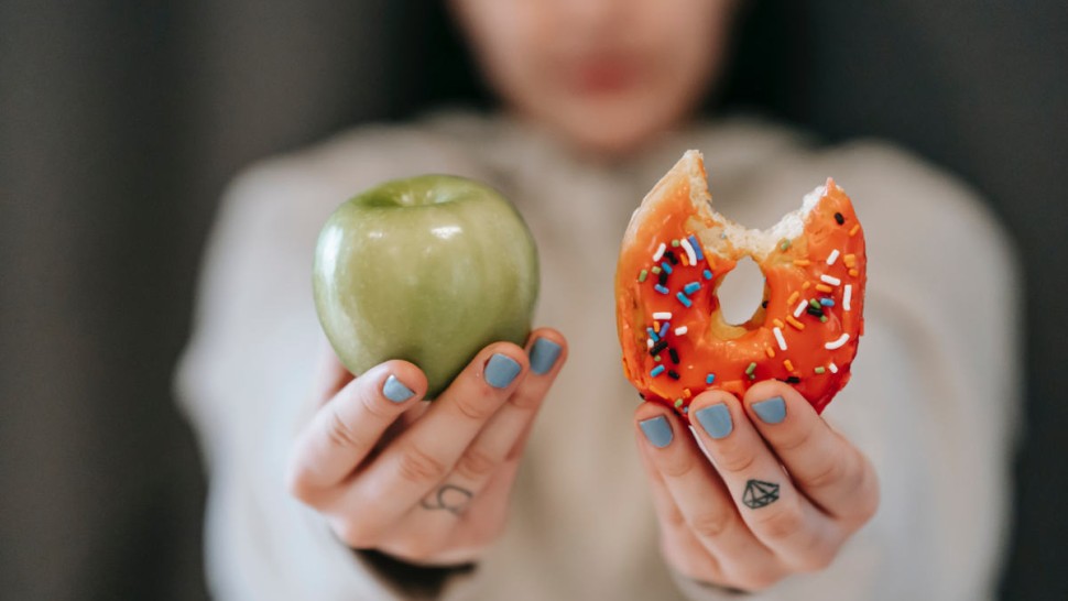 Personne qui tient des aliments dans les mains