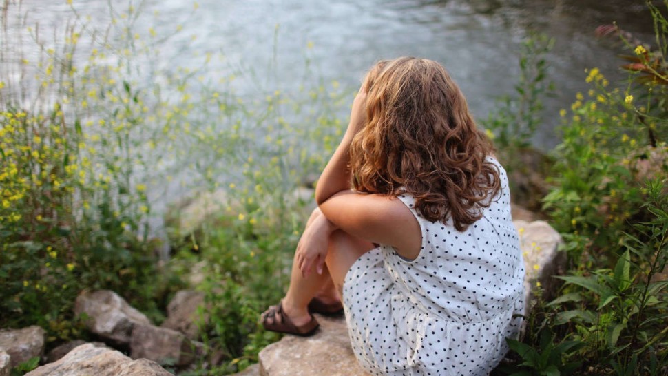 Jeune femme stressée au bord de l'eau