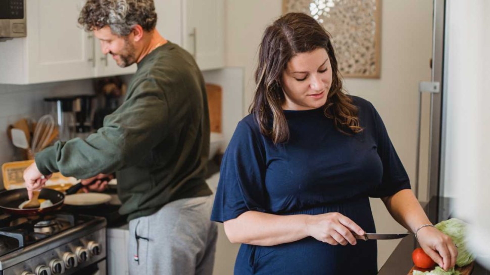 Couple préparant un repas dététique pour maigrir