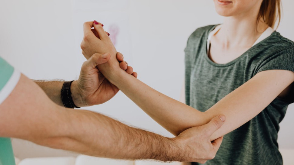 Jeune femme en consultation (séance) d'ostéopathie