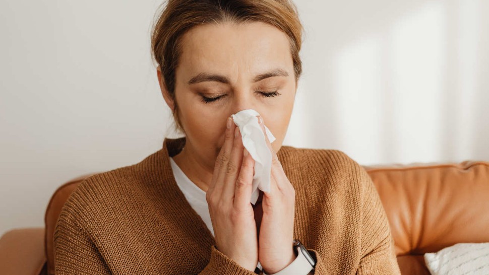 Femme qui se mouche le nez