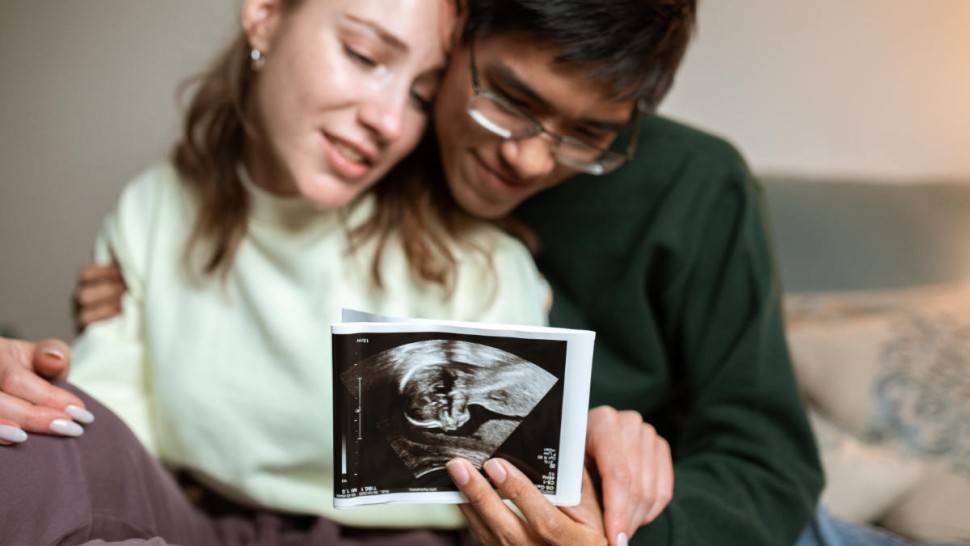 Couple regardant une image de foetus 