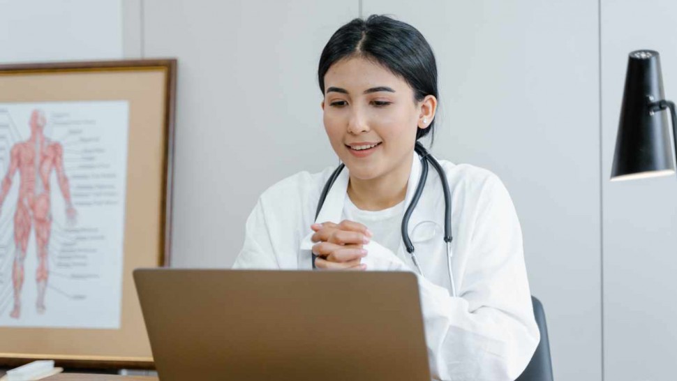 Docteur lors d'une téléconsultation médicale