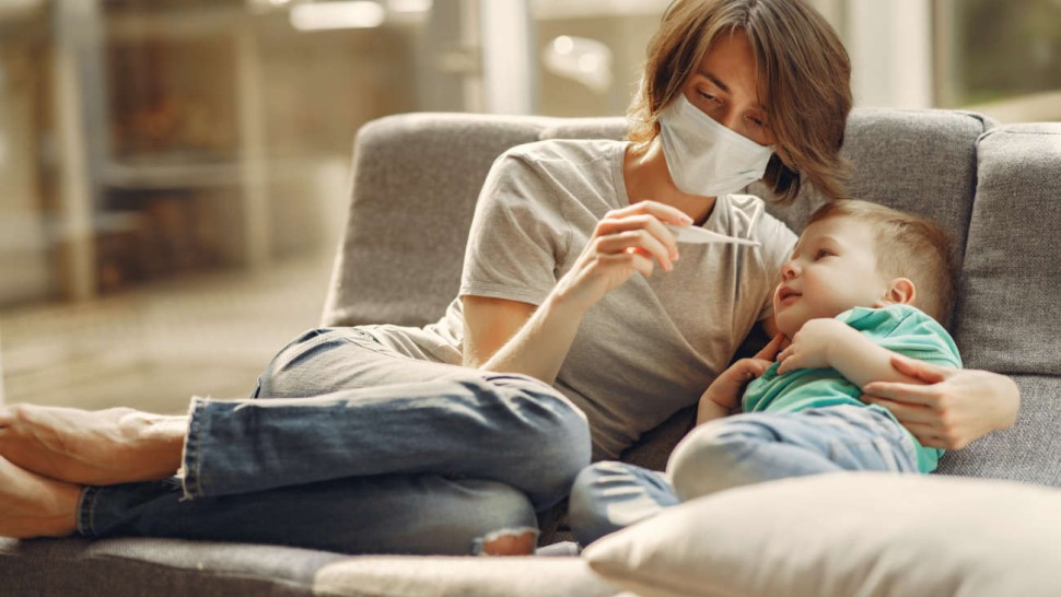 Une mère qui soigne son enfant