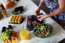 Une table de legumes et de fruits