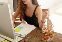 Régimes et gestion des envies : stratégies pour éviter les fringales et les compulsions alimentaires