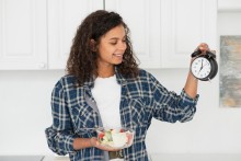 Femme, horloge et salade