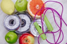 fruits alter et corde a sauter pose sur une table