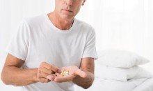 homme avec une plaquette de médicaments