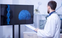 médecin en train d'examiner un cerveau