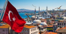 Drapeau turc avec une vue sur la ville