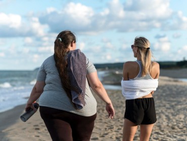 Deux femme qui font de la marche sur la plage