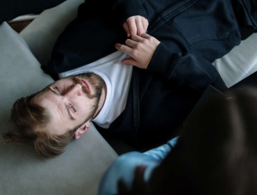 Patient lying on a sofa in a hypnosis session