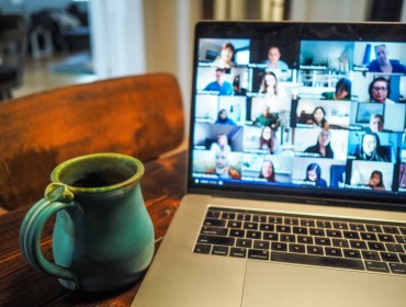 Séance de groupe de coaching en ligne pour des personnes obèses