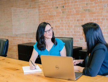 Deux femmes en formation pour devenir coach