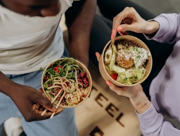 Jeunes femmes qui mangent un repas équilibré