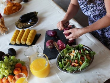 Une table de legumes et de fruits