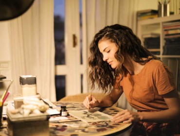 Jeune femme concentrée sur une peinture