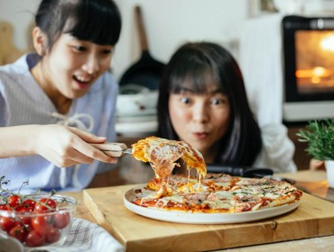 Jeunes femmes qui mangent une pizza
