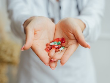 Médecin tenant des anticoagulants (antivitamines K) dans les mains