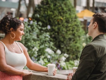 Couple sur une terrasse de café