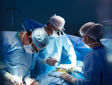 Patient et chirurgiens en salle d'opération