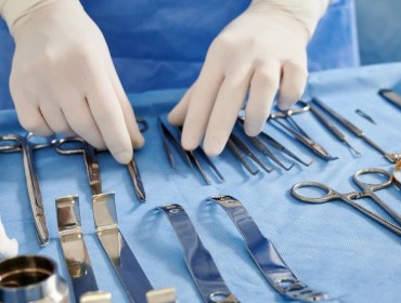 Salle d'opération avec les materials chirurgical