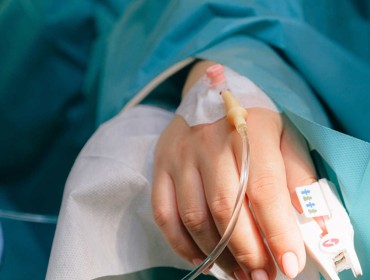 Personne hospitalisée sous perfusion